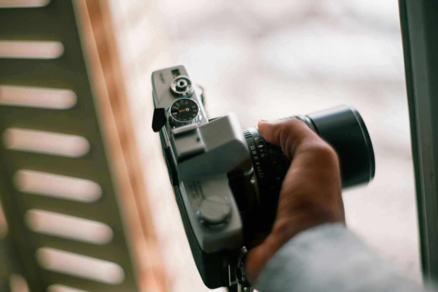 Fotografo che lavora con attrezzatura professionale durante un workshop pratico